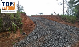 Terraplanagem e terreno nivelado para aviário