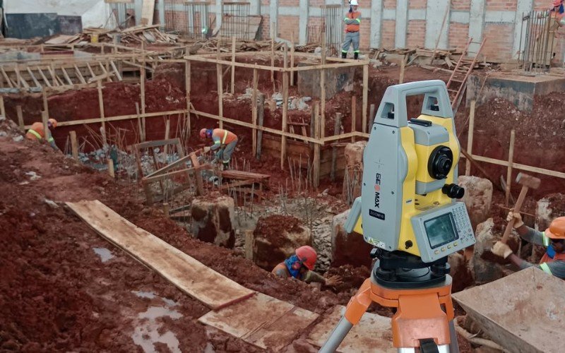 Locação de obra com estação total
