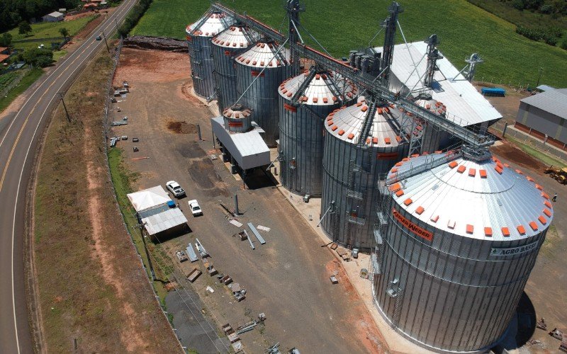 Terraplanagem para silos e armazéns — terreno nivelado e compactado